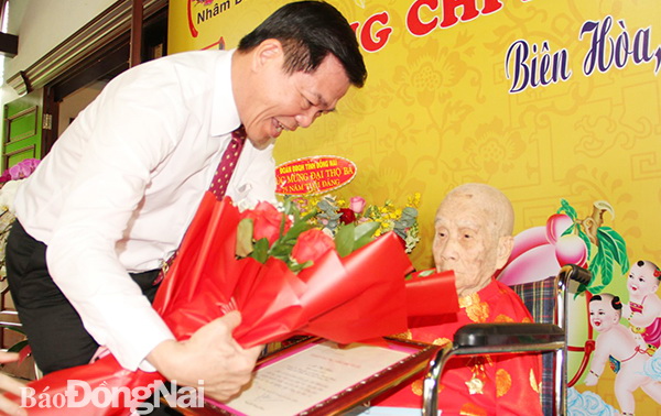Lãnh đạo tỉnh mừng thọ cụ bà Lê Thị Não 100 tuổi